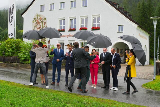 Als der erste offizielle Fototermin angesetzt wurde, nahm Petrus keine Rücksicht und ließ es regnen, aber den Mitgliedern der Tiroler Landesregierung machte dies wenig aus. Auch wenn der Protokollchef ins Schwitzen kam – Landeshauptmann Anton Mattle und seine LandesrätInnen nahmen es mit viel Humor! Schließlich bringt Regen Segen! | Foto: Iris Krug