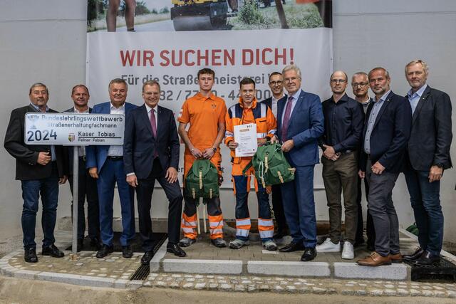 Manfred Mühlböck, Straßenmeister Walter Reich, LR Günther Steinkellner, LH Thomas Stelzer, Tobias Kaser, Fabian Fellner, Direktor Martin Pöcheim, LPA-Obmann Peter Csar, Patrick Feischl, Abteilungsleiter Christian Dick und weitere Teilnehmer. | Foto: Land OÖ/Tina Gerstmair