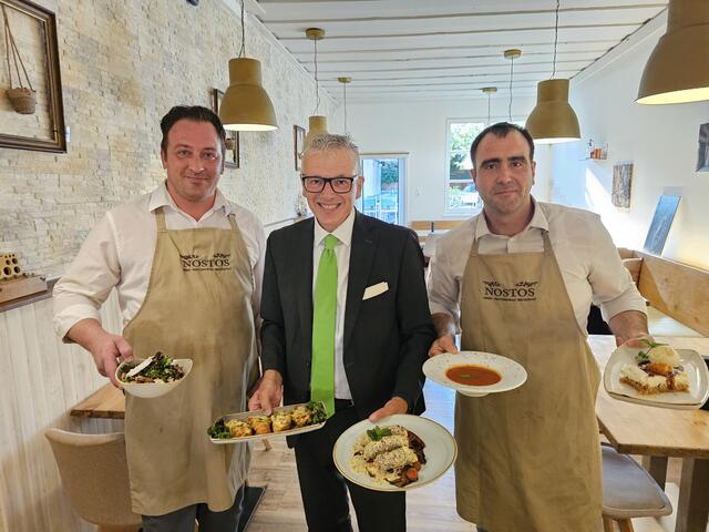 Restauranttester August Teufl mit dem Nostos-Chef Apostolos Ntaskagiannis (r.) und seinem Mitarbeiter.