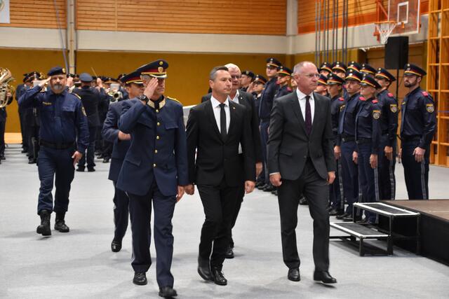 An der Spitze der Ehrengäste nahmen Bundesminister für Inneres Gerhard Karner sowie Landtagspräsident Robert Hergovich teil. | Foto: Stefan Schneider