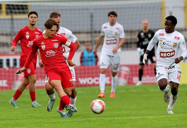  Florian Prohart (Kapfenberg) und der Torschütze des 0:1  Seydou Diarra (A: Lustenau). | Foto: GEPA pictures