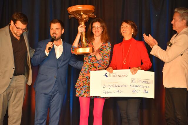 Claudia Pichler freute sich über den Sieg beim Burgenländischen Kabarettpreis 2024 und insgesamt 1.500 Euro. 