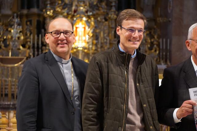 Bischof Hermann Glettler und Matthias Egger vom Stadtarchiv/Stadtmuseum | Foto: MeinBezirk/ Lisa Kropiunig