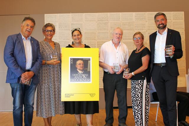 Alfred Doloscheski (BSV), Karin Eidenberger (Brucknerbund), Martina Prinz (Post AG), Gottfried Blank (Motivkünstler), Kulturstadträtin Judith Pichlmann, Bürgermeister Peter Schobesberger (v.l.).  | Foto: Stadt Vöcklabruck