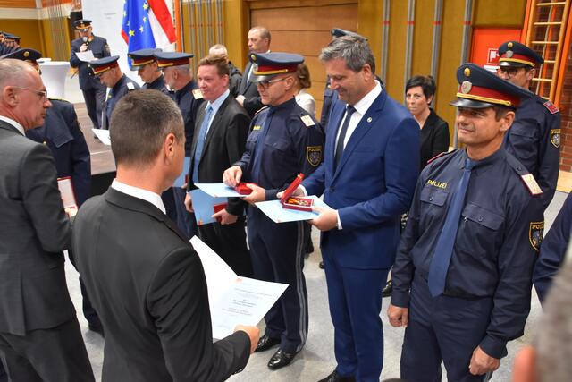 An 15 Bedienstete der Landespolizeidirektion Burgenland wurden Landes- sowie Bundeauszeichnungen vergeben.  | Foto: Stefan Schneider