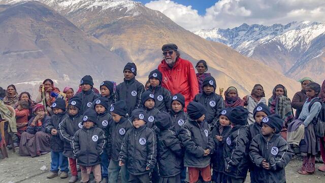 Den Kindern Wärme schenken auf über 3000 m Seehöhe. | Foto: Frizzey Light