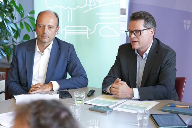 Klimastadtrat Jürgen Czernohorszky (SPÖ, r.) und Neos Wien-Klimasprecher Stefan Gara (Neos) präsentierten Details aus dem Entwurf vom Wiener Klimagesetz. | Foto: Maximilian Spitzauer/MeinBezirk