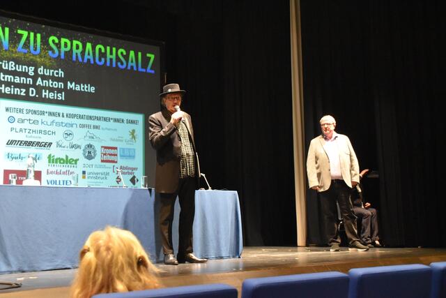Heinz D. Heisl konnte viele Zuhörerinnen und Zuhörer zur Eröffnung im Theatersaal begrüßen.  | Foto: Barbara Fluckinger