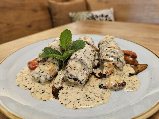 Arnisio Fileto: Lammfilet gerollt mit Halloumikäse, Minzesauce und Gemüse.