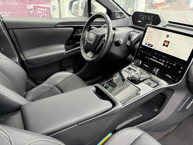 Mit einer beeindruckenden Reichweite von bis zu 512 km bringt der Toyota bZ4X seine Fahrer zuverlässig ans Ziel, egal ob in der Stadt oder auf langen Strecken.