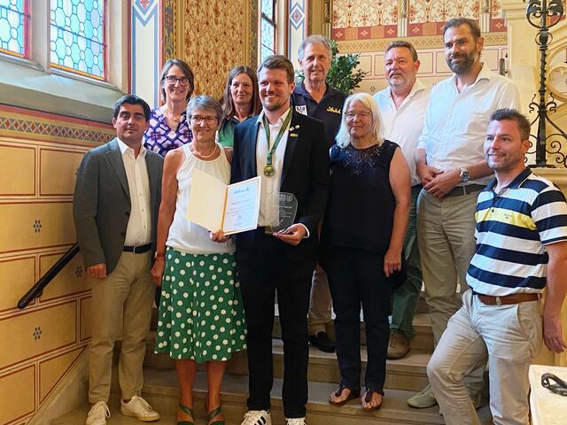 Harald Steininger zu Besuch im Rathaus bei Christian Gepp, Regina Fassl (erste Trainerin von Harald Steininger), Birgit Steininger (Mutter), Isabella Kremnitzer-Novak (Obfrau Ruderverein Alemannia), Harald Steininger, Herbert Dieplinger (Co-Trainer beim WM Achter), Rita Hendes (Trainerin beim WM Achter), Robert Steininger (Vater), Andreas Fetter (Fetter Baumarkt) und STR Peter Hanke auf der Feststiege des Rathauses. | Foto: Stadtgemeinde Korneuburg