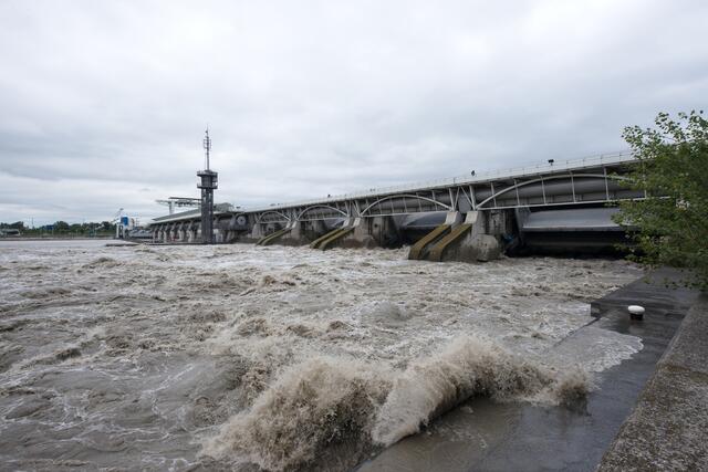 Im Donaukraftwerk Freudenau ist bereits eine Alarmbereitschaft eingerichtet worden. Im Extremfall können auch Schleusen geöffnet werden, wie hier zu sehen im Jahr 2013. | Foto: Verbund