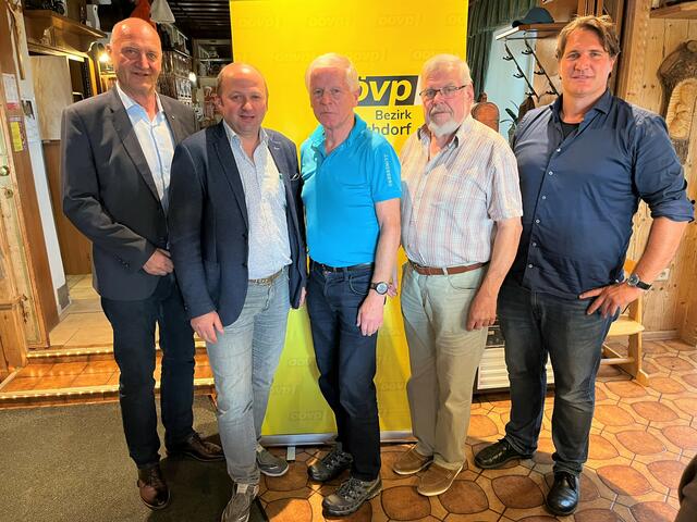 VP-Bezirksobmann Christian Dörfel, Bauernbund-Bezirksobmann Andreas Ehrenhuber, Bgm. a.D. Helmut Wallner (Hinterstoder),Bgm. a.D. Franz Gegenleitner (Inzersdorf), Bürgermeister Andreas Geppert aus Oberschlierbach (v.li.) | Foto: OÖVP