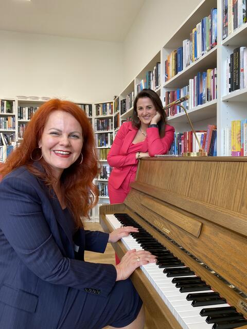 In den kurzen Pausen spielte Landesrätin Cornelia Hagele in der Museumsbücherei auf dem Klavier Beethovens „Für Elise“ – in diesem Fall „Für Landesrätin Astrid Mair“. | Foto: Iris/Robert Krug