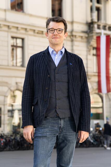 Neos-Gemeinderat Philipp Pointner möchte sich für mehr Sicherheit an Straßenbahnhaltestellen in Graz einsetzen. | Foto: Neos Steiermark