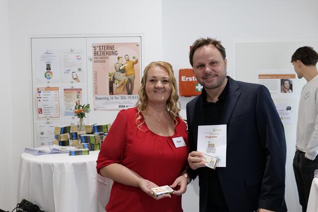 Daniela Leinweber (SoWo) mit Mario Thaler (Geschäftsführer Licht ins Dunkel).