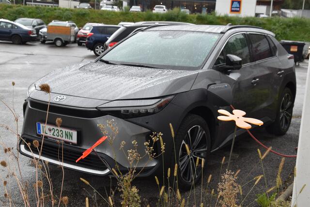 Dank seiner robusten Bauweise und der ausgeklügelten Technik wird der Toyota bZ4X zum idealen Begleiter für alle, die Wert auf Nachhaltigkeit, Effizienz und Fahrkomfort legen.