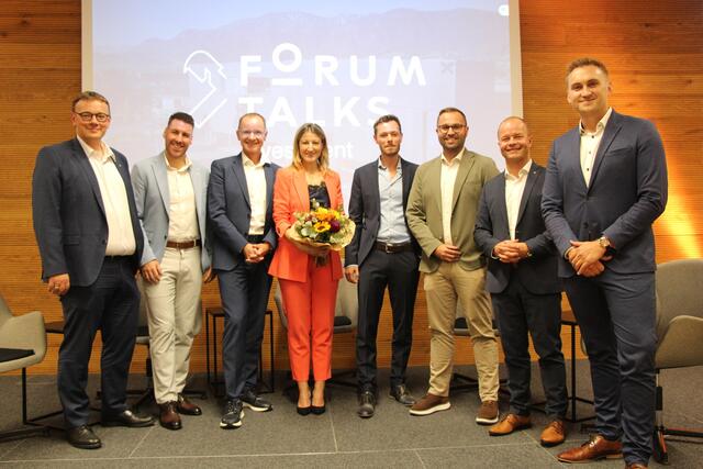 Moderatorin Kristina Hörtenhuber-Wendner mit den Finanzexperten bei der Podiumsdiskussion. | Foto: Staudinger