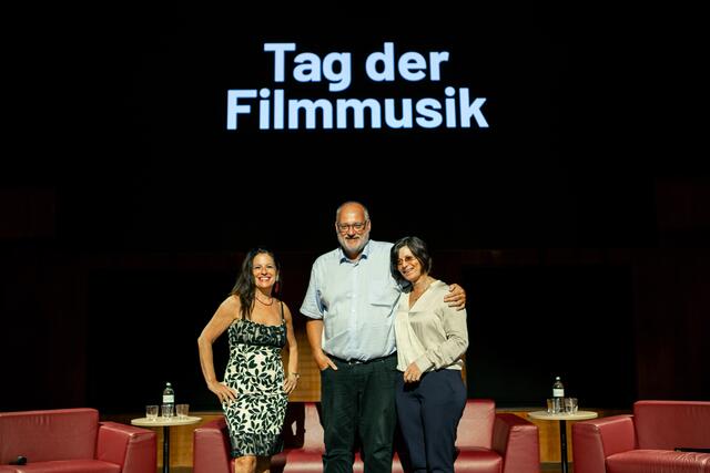 V.l.: Die Gastgeber Katharina Albrecht und Herbert Tucmandl mit Sabine Tucmandl.  | Foto: Synchron Stage Vienna