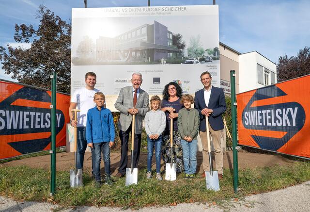 Markus Grünauer (Generalplaner Jakubec &amp; Partner), Fabian Kostyszkyn, Bürgermeister Klaus Schneeberger, Annika Gärnter, Volksschule Rudolf Scheicher-Direktorin Sandra Reich, Leo Lovranich und Bildungsstadtrat Philipp Gruber. | Foto: Stadt Wiener Neustadt/Weller