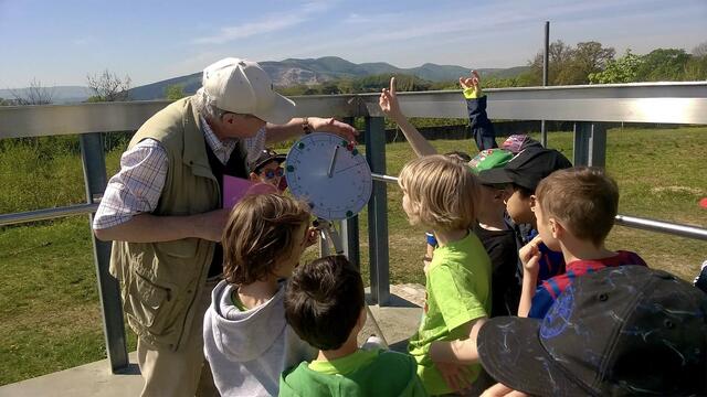 Auch die kleinen Besucherinnen und Besucher lernen im Sterngarten dazu. | Foto: Österreichischer Astronomischer Verein