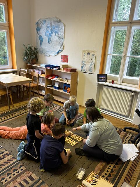 Statt Frontalunterricht gibt es individuell abgestimmten Unterricht in Kleingruppen. | Foto: Lauren Seywald
