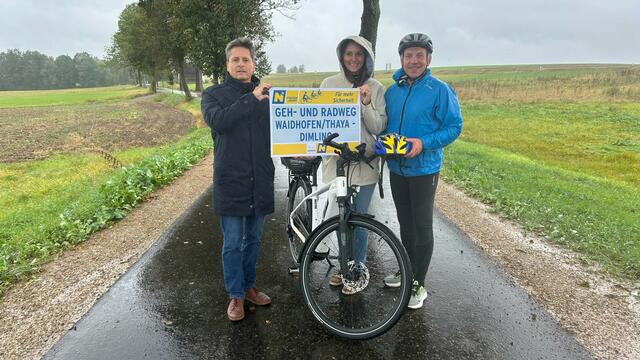 Michael Platzer (NÖ Straßendienst), Viktoria Hutter in Vertretung von Landeshauptfrau Johanna Mikl-Leitner und Bürgermeister Josef Ramharter (v.l.) | Foto: Amt der NÖ Landesregierung