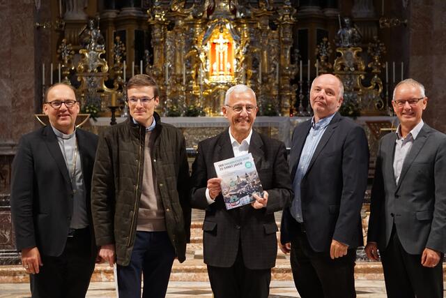 Bischof Hermann Glettler, Matthias Egger (Stadtarchiv), Propst Florian Huber, Lukas Morscher (Herausgeber) und Gottfried Kompatscher (Tyrolia Verlag) | Foto: MeinBezirk/ Lisa Kropiunig