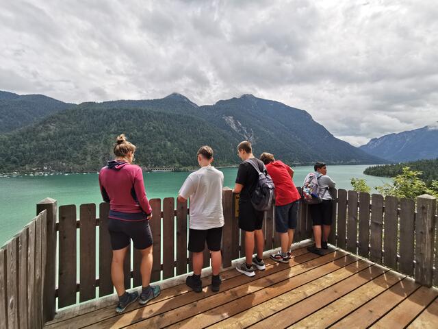 Jugendliche erkunden den Achensee: Schifffahrt und Wanderung boten spannende Einblicke in die Natur. | Foto: JAM