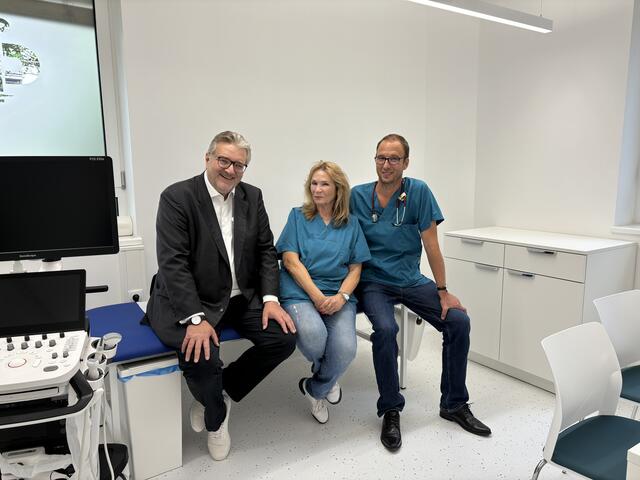 Am Dienstag, 10. September, wurde die PVE Wien Nord durch Gesundheitsstadtrat Peter Hacker und das leitende Ärzteteam aus Ida Kubik und Tomas Ziak (v.l.n.r.) neu eröffnet.  | Foto: Luise Schmid/MeinBezirk