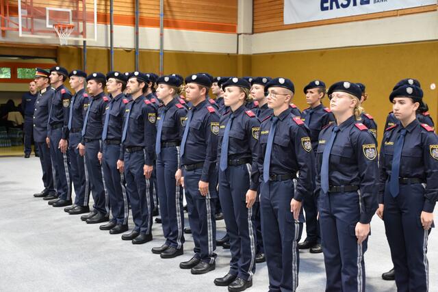 56 junge Männer und Frauen, die sich seit 1. September 2024 in der Polizeigrundausbildung befinden, wurden angelobt | Foto: Stefan Schneider