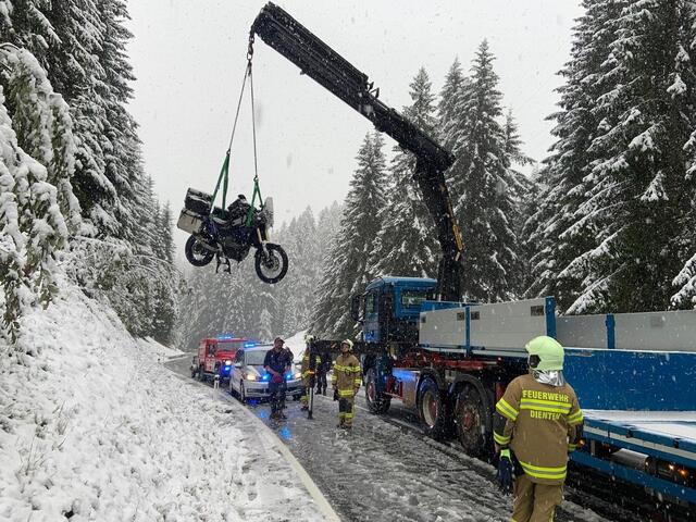 Ein Motorradlenker aus Graz stürzte bei winterlichen Fahrbahnverhältnissen auf dem Filzensattel. | Foto: FF Dienten