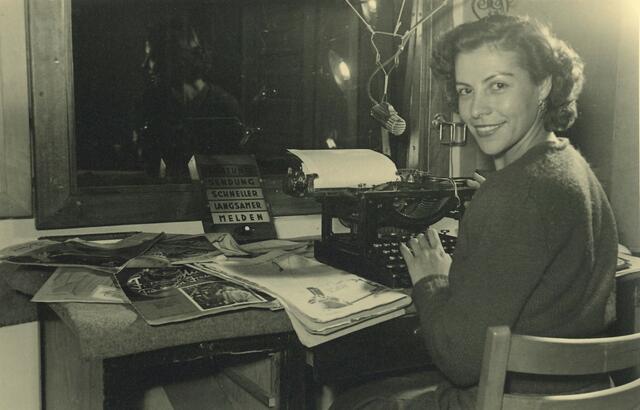 „Märchentante“ Margit Seeber im Studio mit Mikrofon und Schreibmaschine  | Foto: Corso/Oswald Gasser/Wedermann 