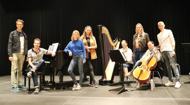 Instrumental gestalten die drei Musikschullehrer aus Kalsdorf und Fernitz mit Sängern und Sprecherin die Charity Gala zugunsten aidskranker Kinder. | Foto: Edith Ertl