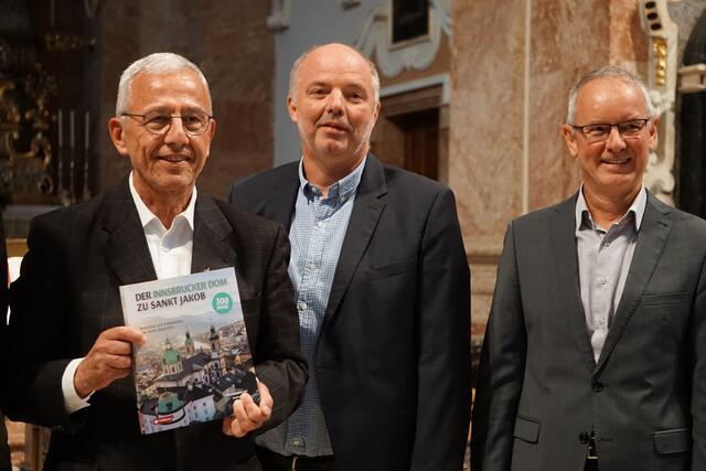 Die Herausgeber Florian Huber und Lukas Morscher mit Verleger Gottfried Kompatscher (Tyrolia Verlag Vorstand) | Foto: MeinBezirk/ Lisa Kropiunig