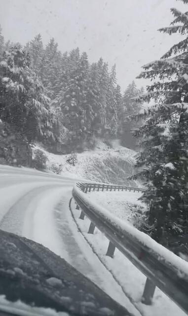 Auf der B164, der Hochkönig Straße, herrschen bereits winterliche Fahrbahnverhältnisse. Deshalb wurde die Straße zwischen Hinterthal und Dienten für sämtlichen Fahrzeugverkehr bis auf Widerruf gesperrt. | Foto: Freiwillige Feuerwehr Dienten