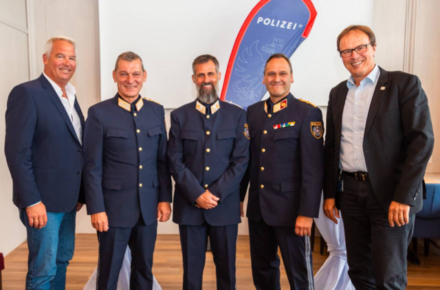 Im Bild v.l.n.r: Patrick Dierich, Helmut Tomac, ChefInspektor Harald Staudacher, Obst Romed Giner und Marco Pernetta

  | Foto: Polizei Tirol/Romana Schwaninger