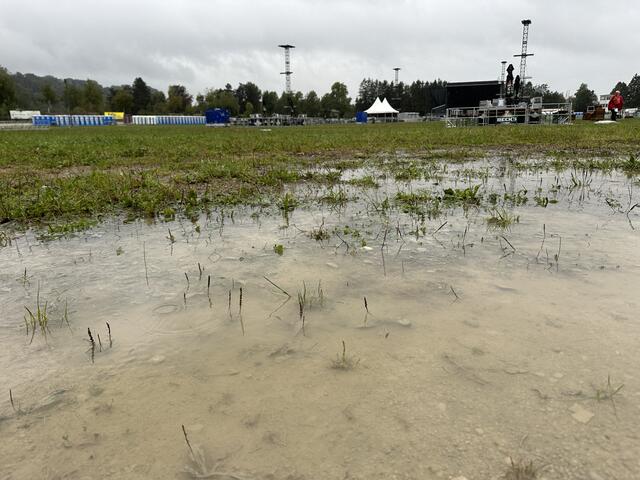 Nasse Partie – Regenwasser sammelte sich bereits auf der Welser Trabrennbahn, wo das Konzert der Böhsen Onkelz hätte stattfinden sollen. | Foto: MeinBezirk
