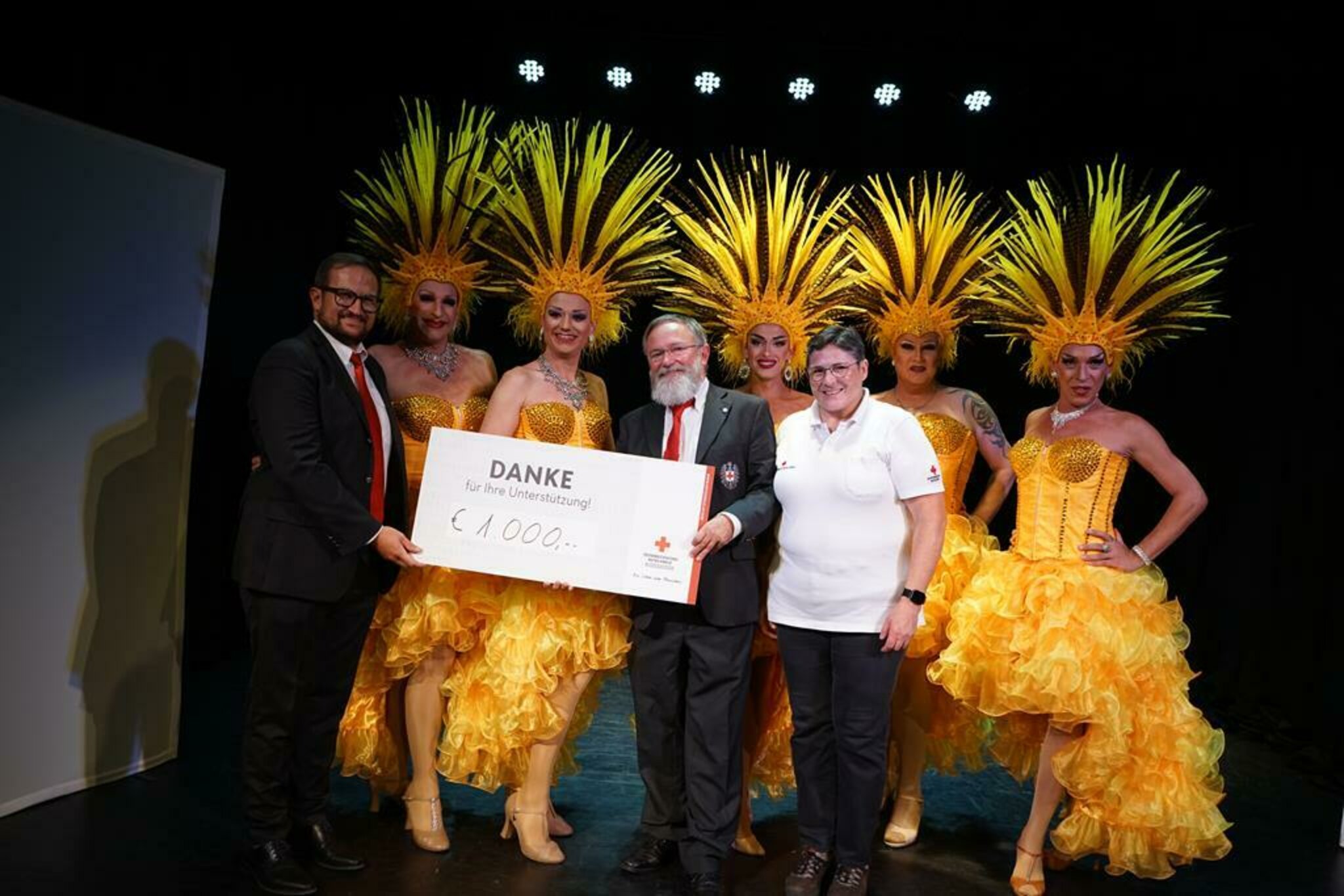 Volles-Haus-bei-Benefizveranstaltung-mit-den-Herrlichen-Damen