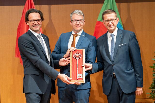 Roman Froschauer (Mitte) erhält von Michael Rabl (li.) und Landesrat Markus Achleitner (ÖVP) (re.) den Schlüssel zur Welser Fakultät. | Foto: FH OÖ | Pecksteiner