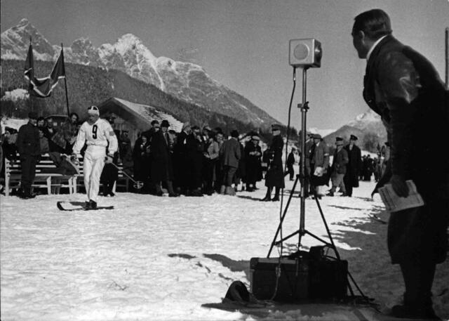 Ravag-Reporter Balduin Naumann kommentiert den 50km Langlauf in Seefeld bei den FIS-Wettkämpfen am 13. Februar 1933  | Foto: ÖNB/Wien, RÜ 1-2-55, Foto: Lothar Rübelt 