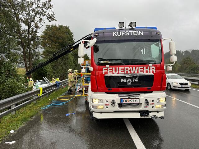 Die Feuerwehr Kufstein barg das Fahrzeug. | Foto: Zoom Tirol