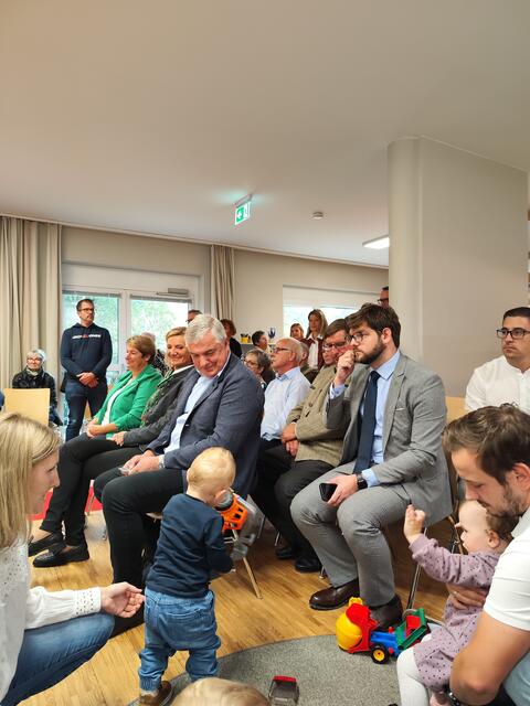 Die gut gelaunten Ehrengäste durften auch etwas mitspielen. | Foto: Birgit Lichtenberger