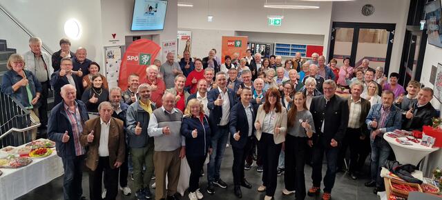 Jörg Leichtfried und Maria Hauer tauschten sich in der SPÖ-Zentrale in Feldbach mit den südoststeirischen Funktionärinnen und Funktionären sowie Parteimitgliedern aus. | Foto: SPÖ