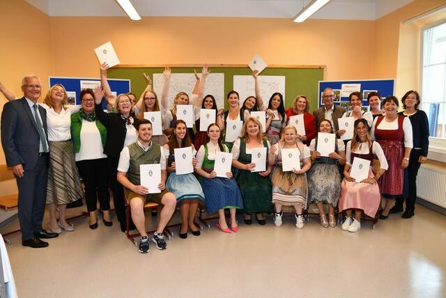 Diplomfeier an der Schule für Gesundheits- und Krankenpflege für die neuen Pflegefachassistenten und Pflegeassistenten mit den Ehrengästen und Lehrkräften. | Foto: Anita Galler