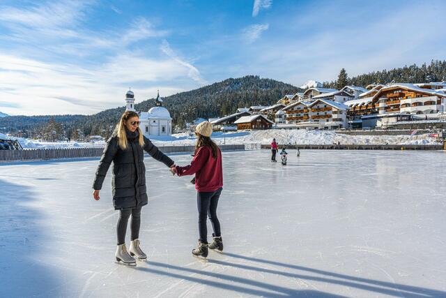 Vor dem Kongresszentrum in Seefeld beginnt der Eislauf-Spaß am Samstag, den 11. Dezember – mit 2G und genügend Abstand. | Foto: Holzknecht