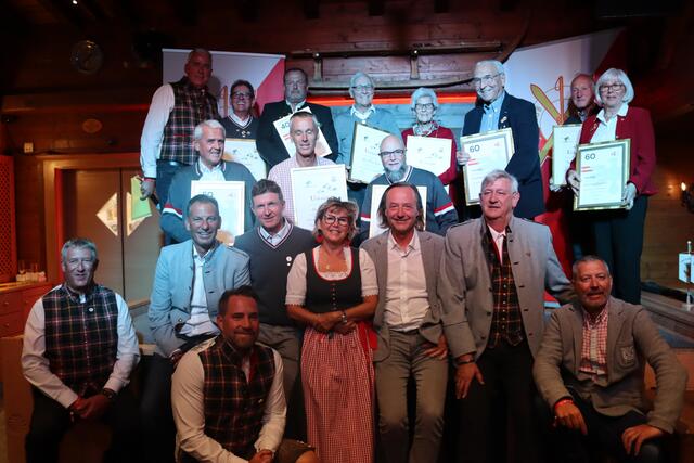 Das SCA-Vorstandsteam mit den geehrten, langjährigen Mitgliedern.  | Foto: Elisabeth Zangerl