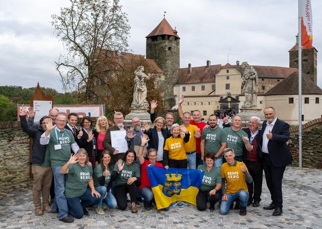 Die Reinsberger Preisträger vor dem Schloss Schlaining mit Landeshauptfrau Johanna Mikl-Leitner, Landeshauptmann Hans Peter Doskozil und Geschäftsführerin Theres Friewald-Hofbauer. | Foto: NLK Filzwieser