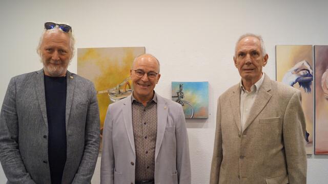 Laudator Peppi Spiss, Künstler Hermann Mussak und Kunstraum-Obmann Kurt Tschiderer bei der Vernissage in Pettneu. 