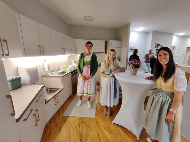 Die Pädagoginnen Astrid Ninaus, Bernadette Bretterklieber und Lisa Thomann in der einladenden neuen Küche.